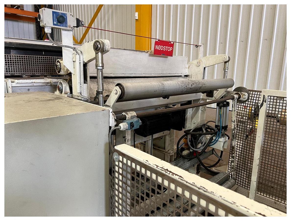 Used 1000mm Wide Servo Indexing Sheet Guillotine And Stacking Conveyor