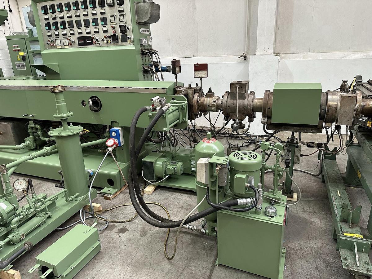 Used 1040mm Welex coextrusion sheet line with 120mm primary extruder, gear pump, 1040mm x 450mm 3 roll stack, puimps, haul off 2 station winder.