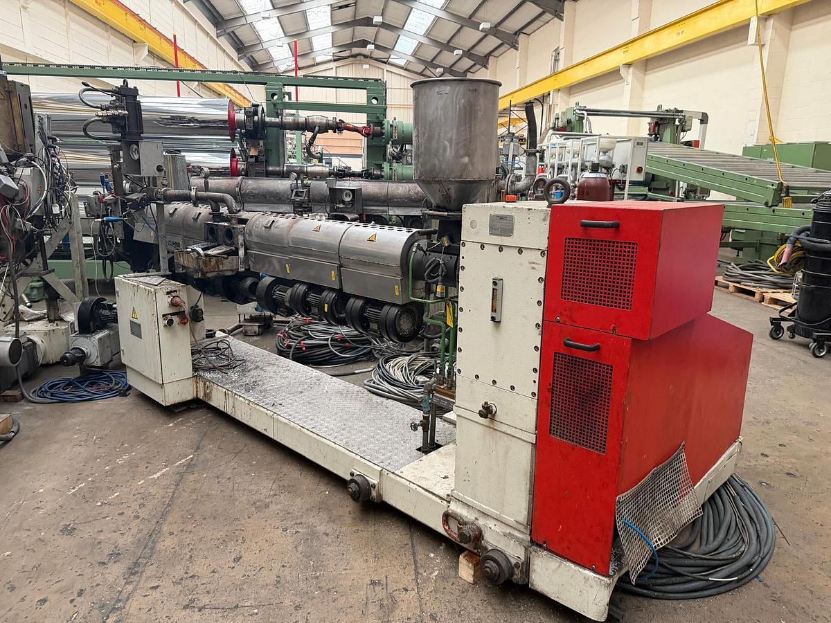 Used 90mm Kuhne extruder model K90EE-33D double vented with vacuum pump, screen changer and gear pump. 132kw ac motor with invertor. 2002
