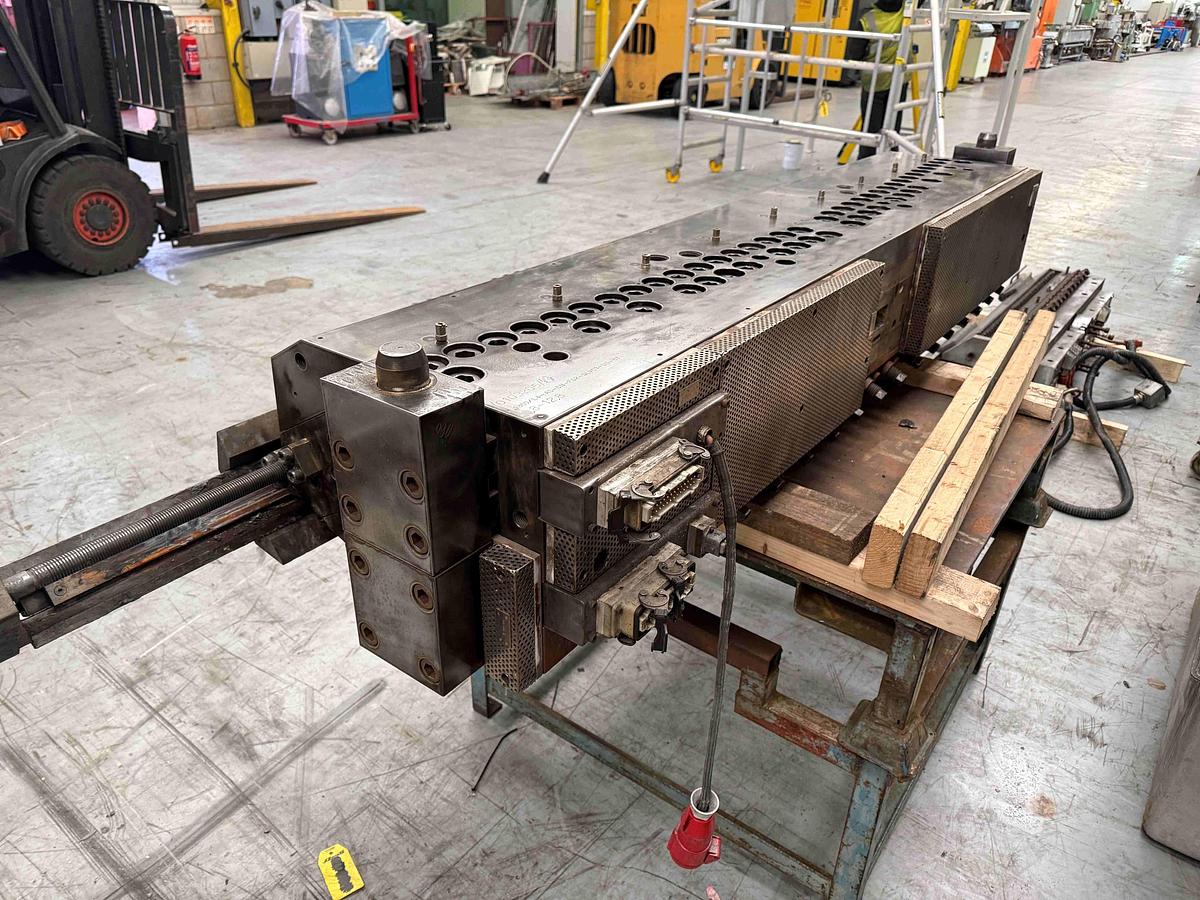 Used 1850mm wide Simplas flex lip sheet die with fastgap bottom lip and adjustable decals. 0.8-13mm die gap. Rectangular feed. 2021