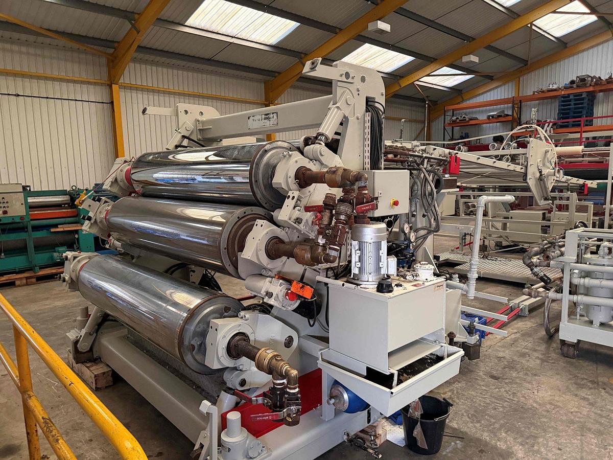 Used 1850mm wide Davis Standard Sheet Downstream with 450mm diameter rolls inclined, independent drives. Pump group hydraulic nip, haul off guillotine. 1997