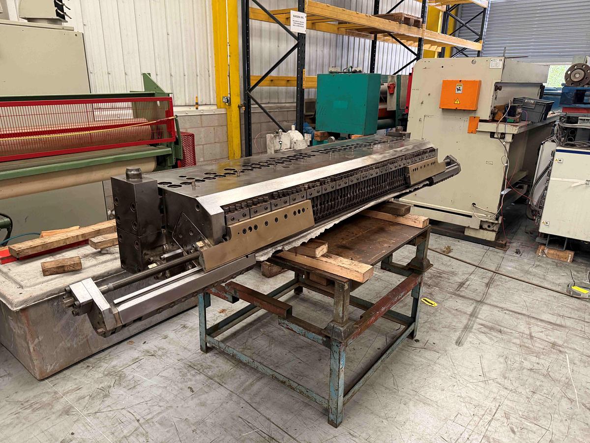 Used 1850mm wide Simplas flex lip sheet die with fastgap bottom lip and adjustable decals. 0.8-13mm die gap. Rectangular feed. 2021