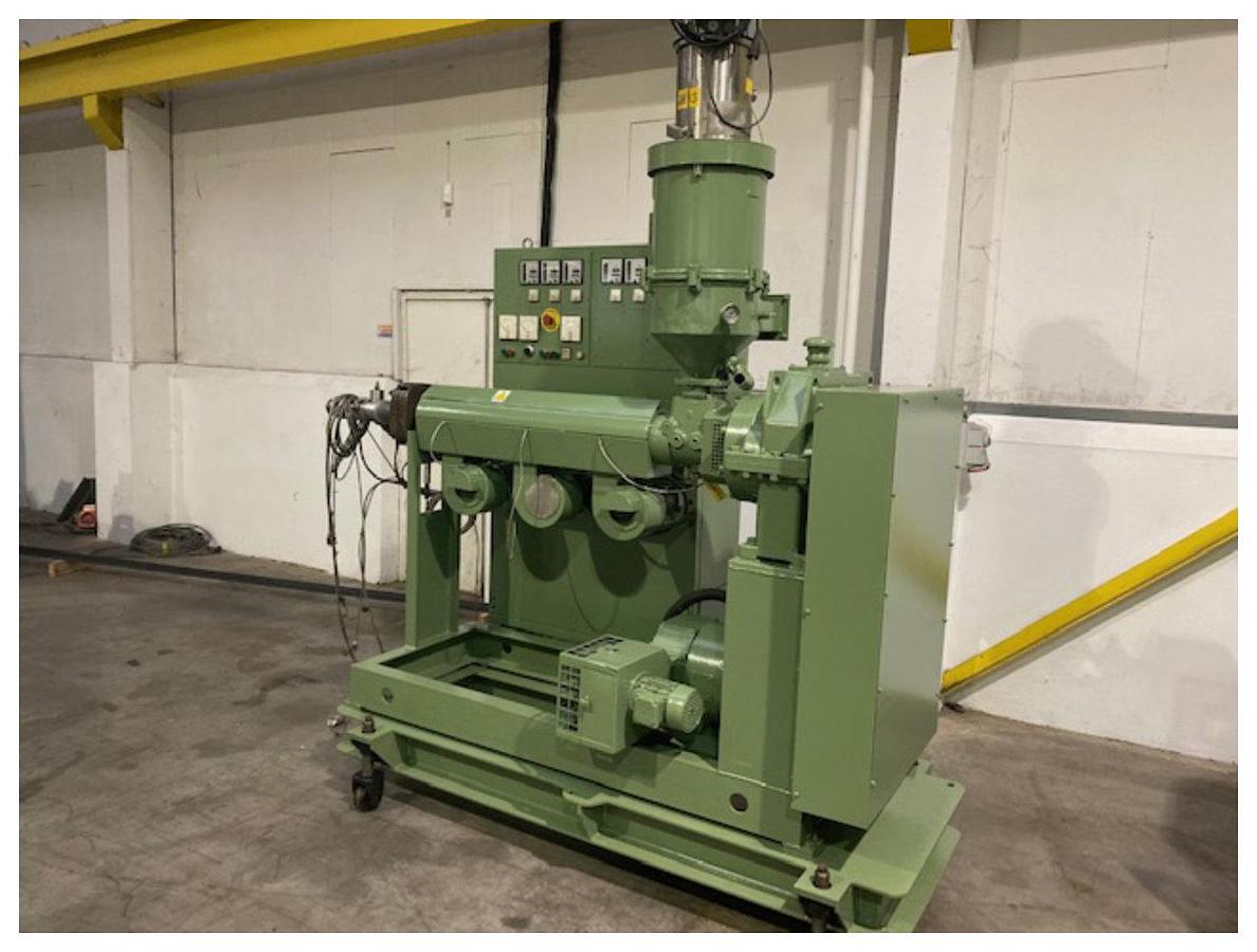 Used 50mm Kaufmann/STMP single screw extruder. 20hp dc motor. Fan cooled. Circa 25:1