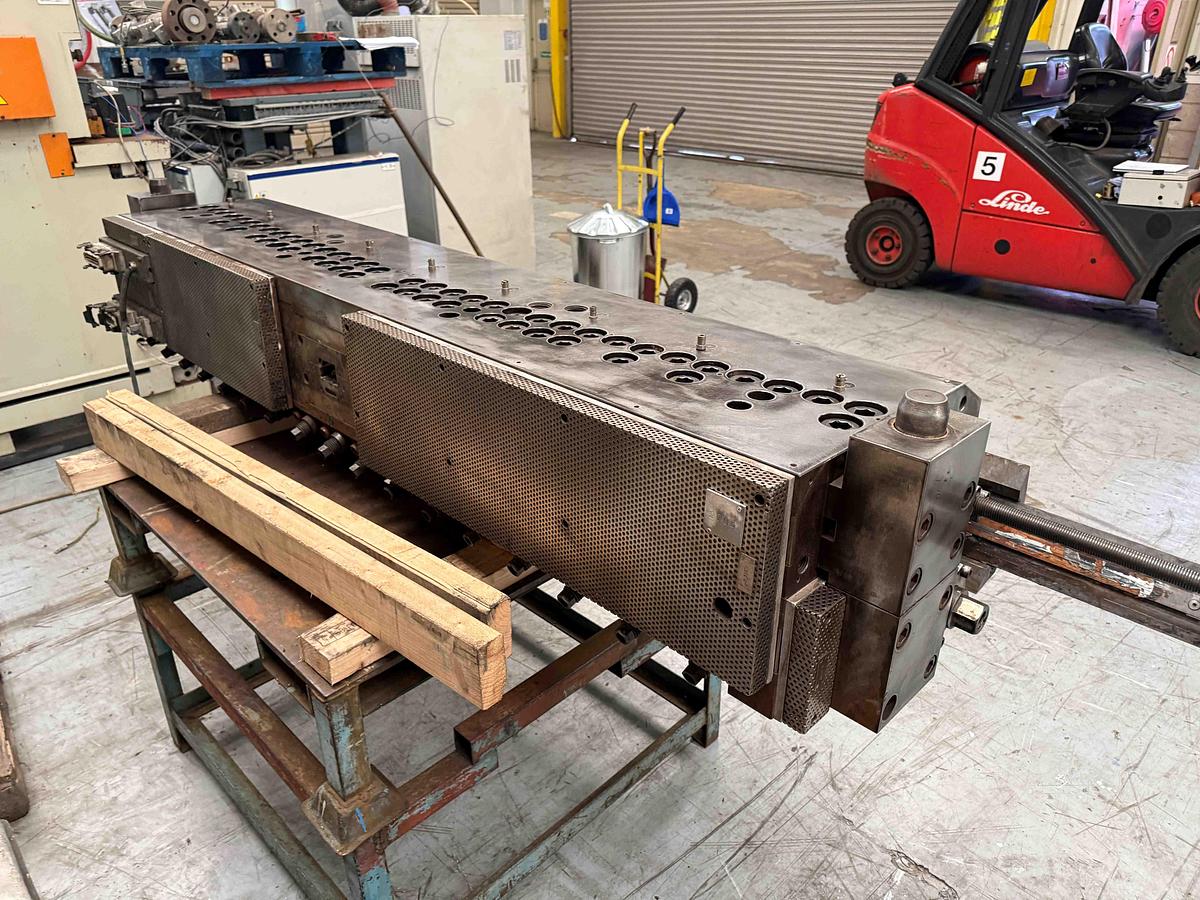 Used 1850mm wide Simplas flex lip sheet die with fastgap bottom lip and adjustable decals. 0.8-13mm die gap. Rectangular feed. 2021