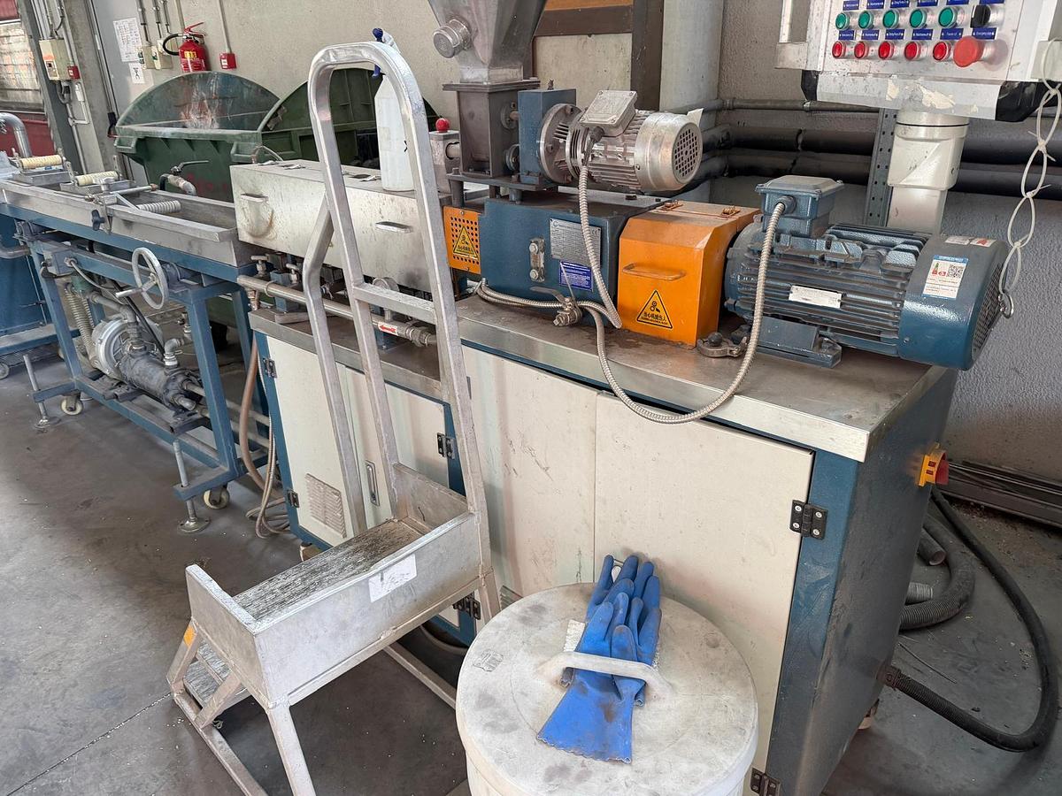 Used 22mm Nanjing lab twin screw co rotating compounding extrusion line 2024 40:1 10kw motor 600rpm