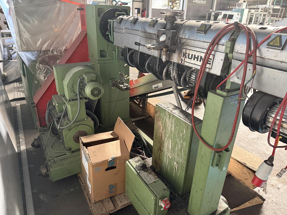 Used 45mm Kuhne single screw extruder model K45E-33D with 5.91:1 gearbox. Electrically heated, fan cooled barrel1999