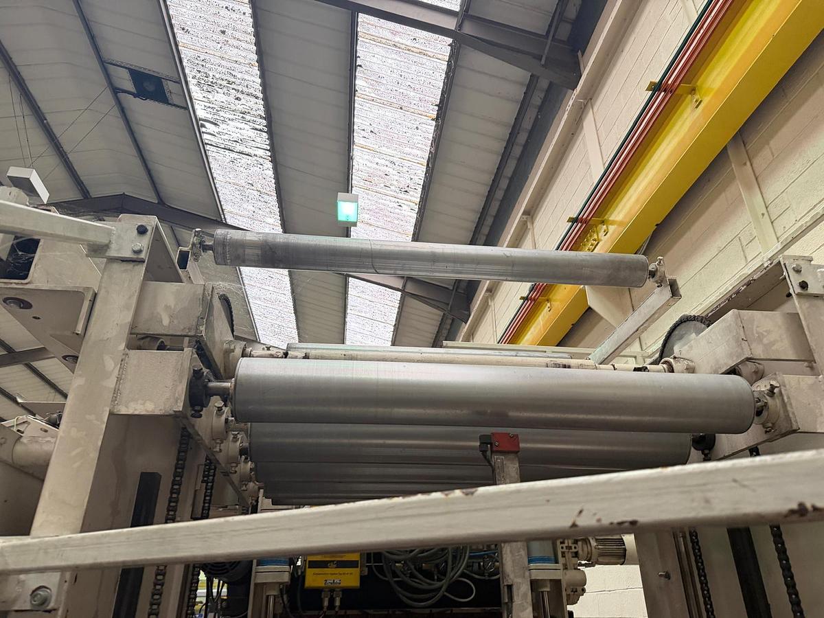 Used 1000mm wide Maier pneumatic accumulator with 4 bottom and 5 top cylinders for PP PS sheet. Approx 2m of travel and up to 16m of accumulated sheet.