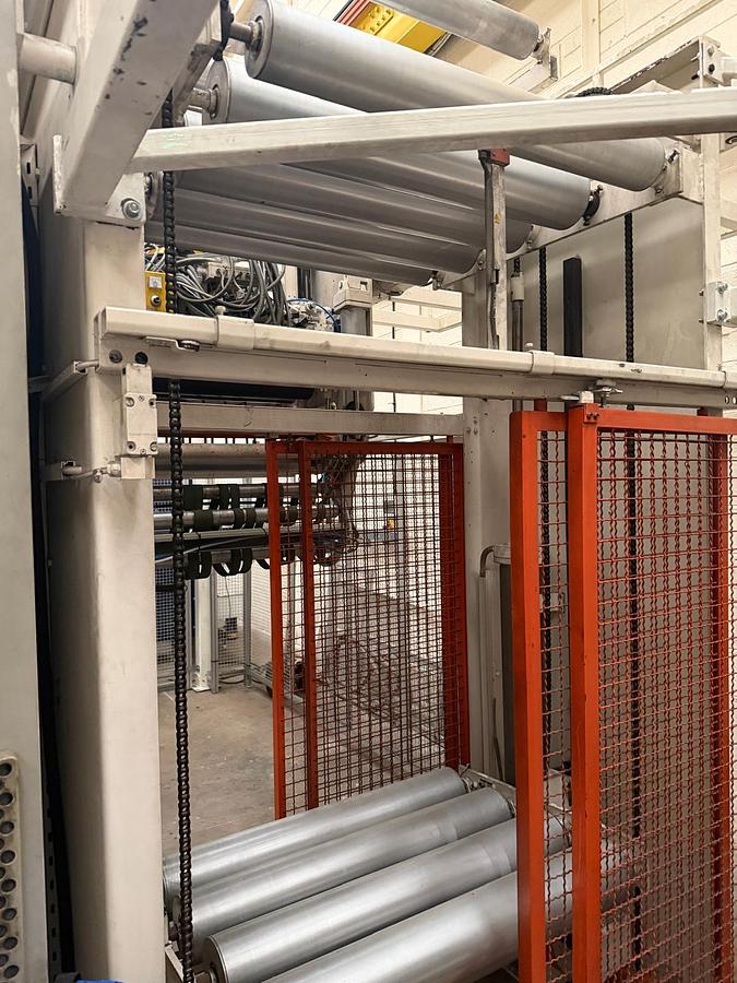 Used 1000mm wide Maier pneumatic accumulator with 4 bottom and 5 top cylinders for PP PS sheet. Approx 2m of travel and up to 16m of accumulated sheet.
