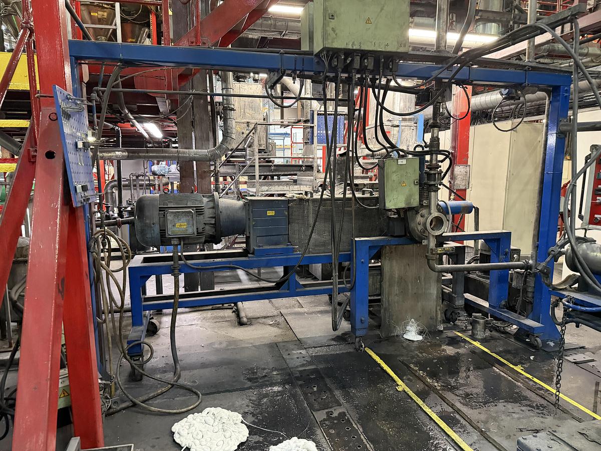 Used 90mm Coperion model SZL 90 33D twin screw compounding line. 580kw motor. 600rpm screw speed. Brabender feeders, Gala SMUP model 6 underwater pelletiser 1990