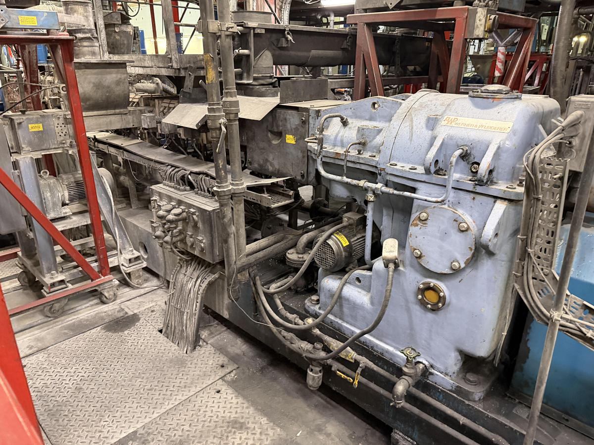 Used 90mm Coperion model SZL 90 33D twin screw compounding line. 580kw motor. 600rpm screw speed. Brabender feeders, Gala SMUP model 6 underwater pelletiser 1990