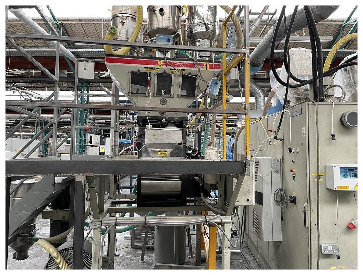 Used 4 component Maguire model WSB 940 gravimetric blender with hopper loaders, and dust collection.