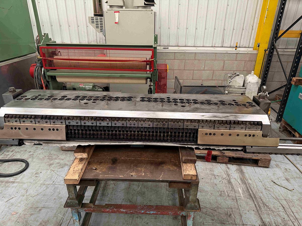 Used 1850mm wide Simplas flex lip sheet die with fastgap bottom lip and adjustable decals. 0.8-13mm die gap. Rectangular feed. 2021