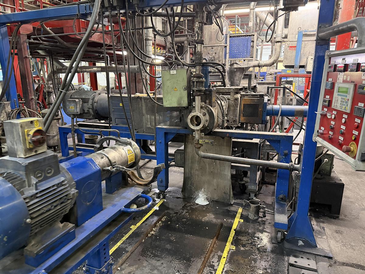 Used 90mm Coperion model SZL 90 33D twin screw compounding line. 580kw motor. 600rpm screw speed. Brabender feeders, Gala SMUP model 6 underwater pelletiser 1990