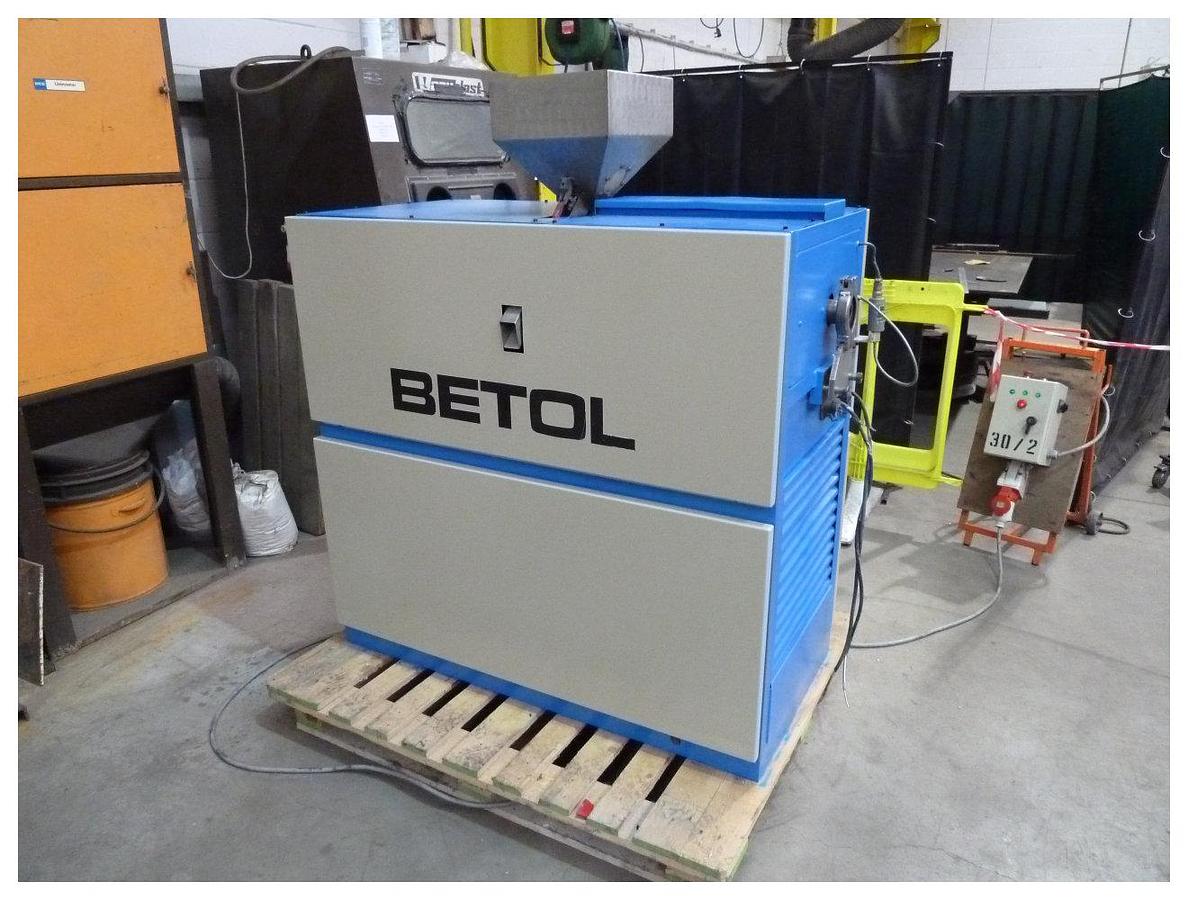 Used 25mm Betol single screw extruder with blown film die head. Model 2525. 3kw dc motor and drive. 4 zone barrel. 2 zone die head. Screw and throat cooling.