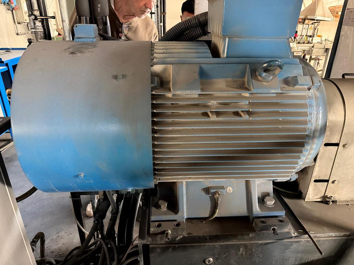 Used 30mm Coperion ZSK30 twin screw compounding extruder with 900rpm corotating screws 75kw ac motor with invertor.