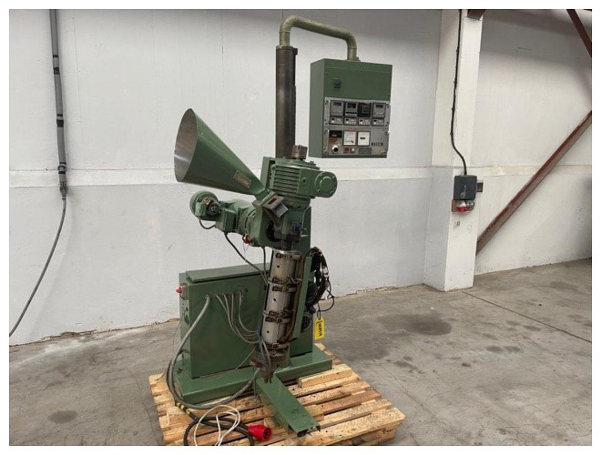 Used 30mm Ide pillar mounted co extruder 20D with 3kw dc motor. Model MEB 30-20D. Max screw speed 64rpm. 4 zone control panel.