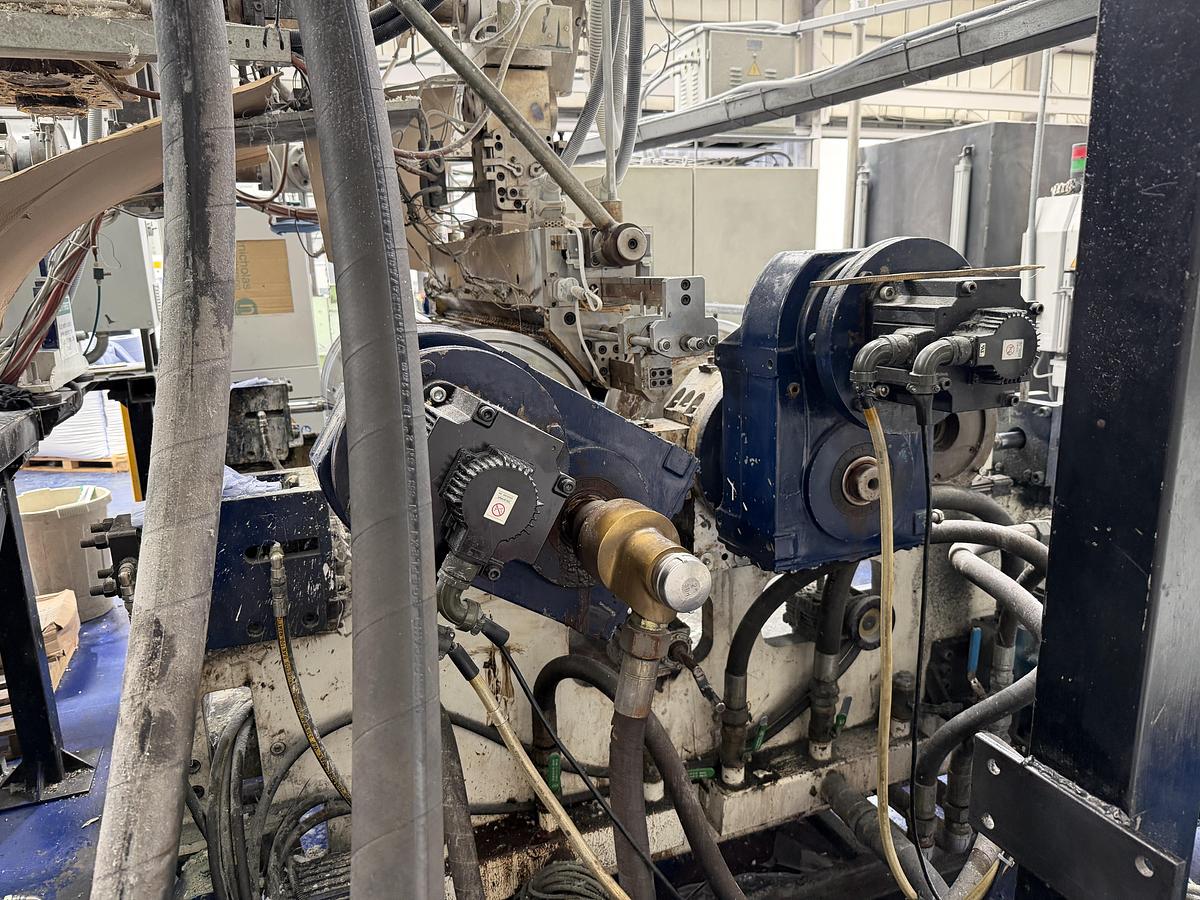 Used 1100mm wide Kentya coextrusion PET sheetlinewith 73mm twinscrew primary extruder, triple vented. 90kw AC motor, screen changer, gear pump 1100mm die, 3 roll stack, haul off, silicone bath, 2 state winder 2010