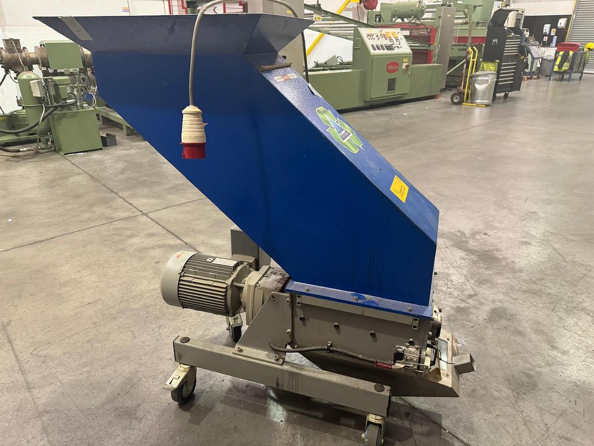Used 350mm x 150mm wide Summit small granulator with hood. Mounted on wheels. 2009