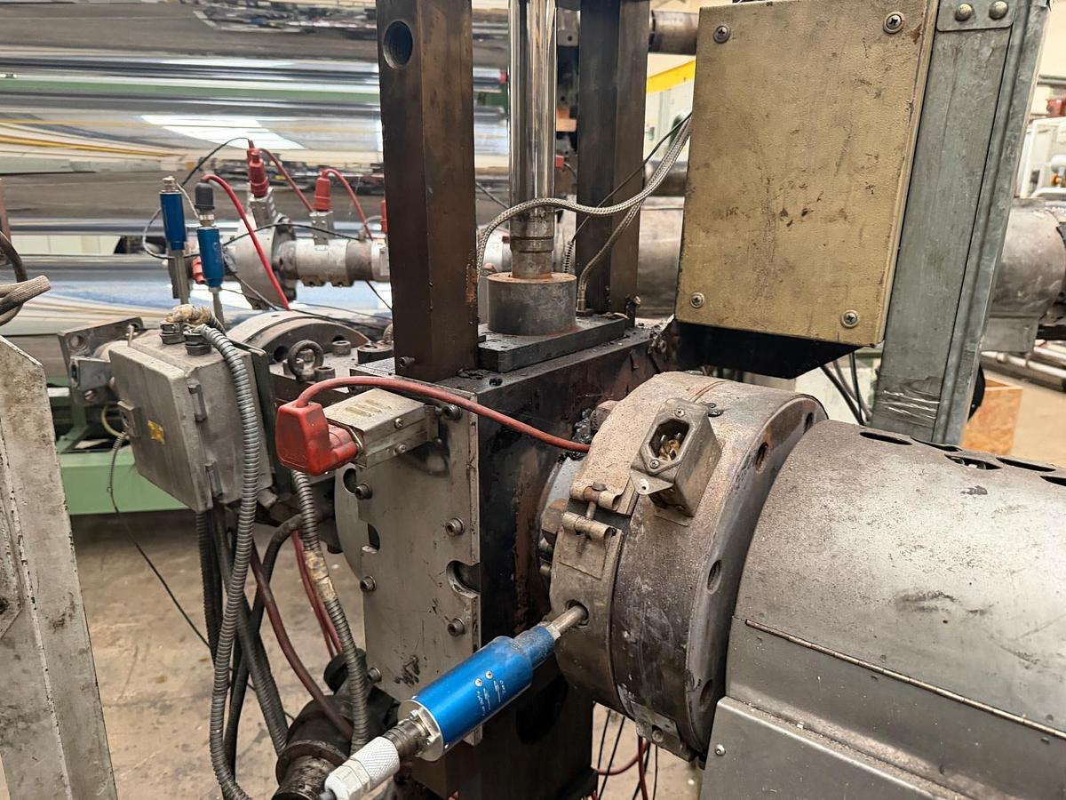 Used 90mm Kuhne extruder model K90EE-33D double vented with vacuum pump, screen changer and gear pump. 132kw ac motor with invertor. 2002