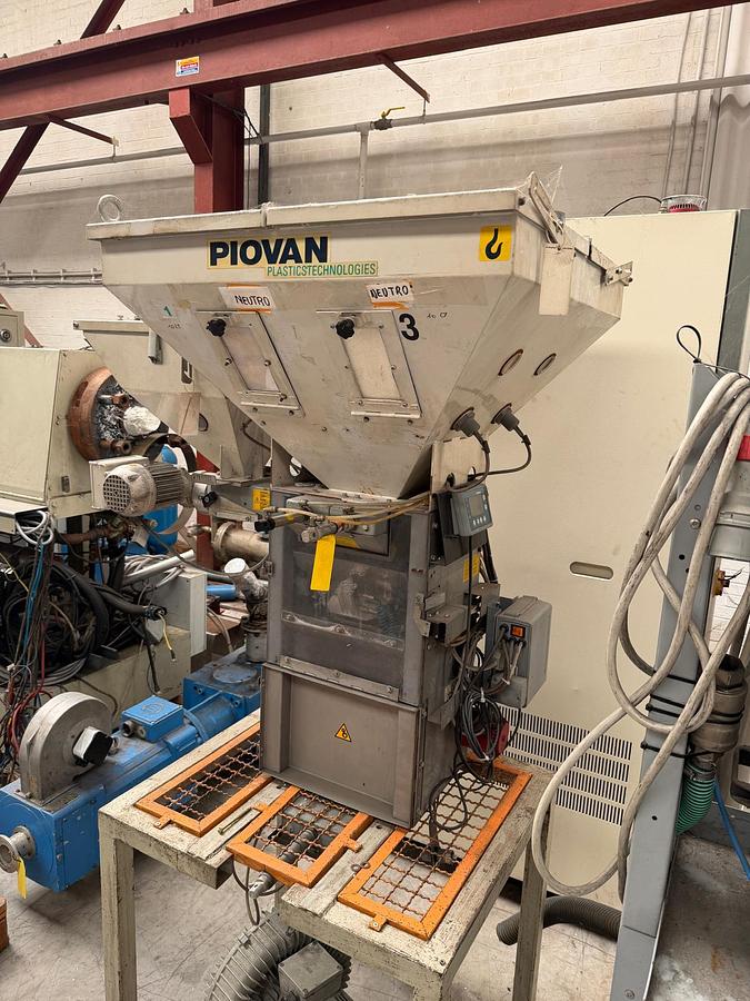 Used Piovan model MDW 250/41 Gravimetric blender. Side feeder. Year 2000