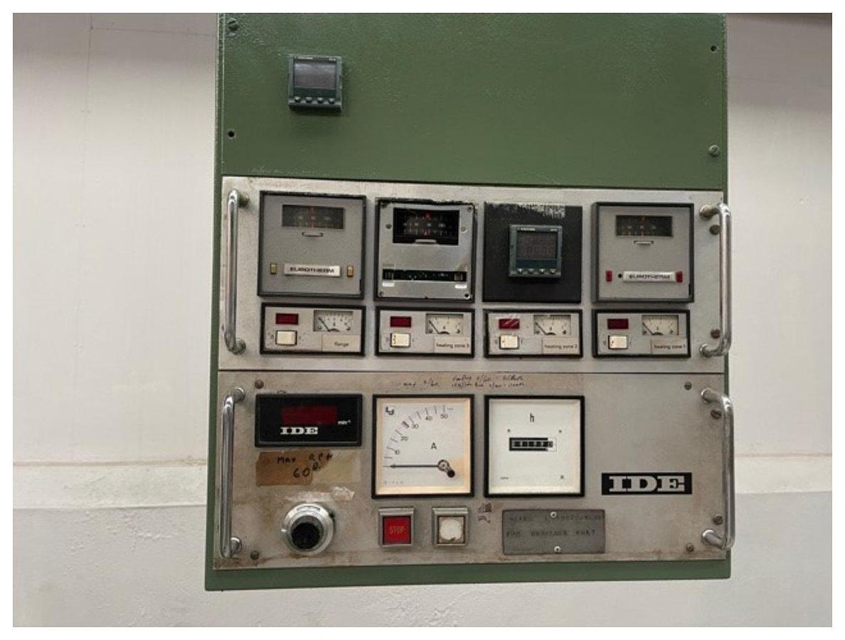 Used 30mm Ide pillar mounted co extruder 20D with 3kw dc motor. Model MEB 30-20D. Max screw speed 64rpm. 4 zone control panel.