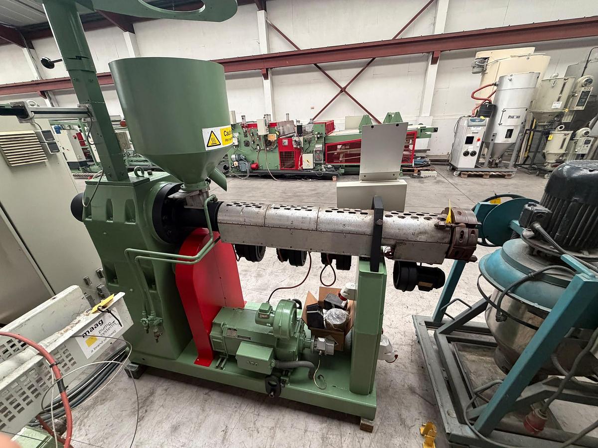 Used 60mm Kuhne single screw extruder with 37kw dc motor and drive with temperature control panel. 1985