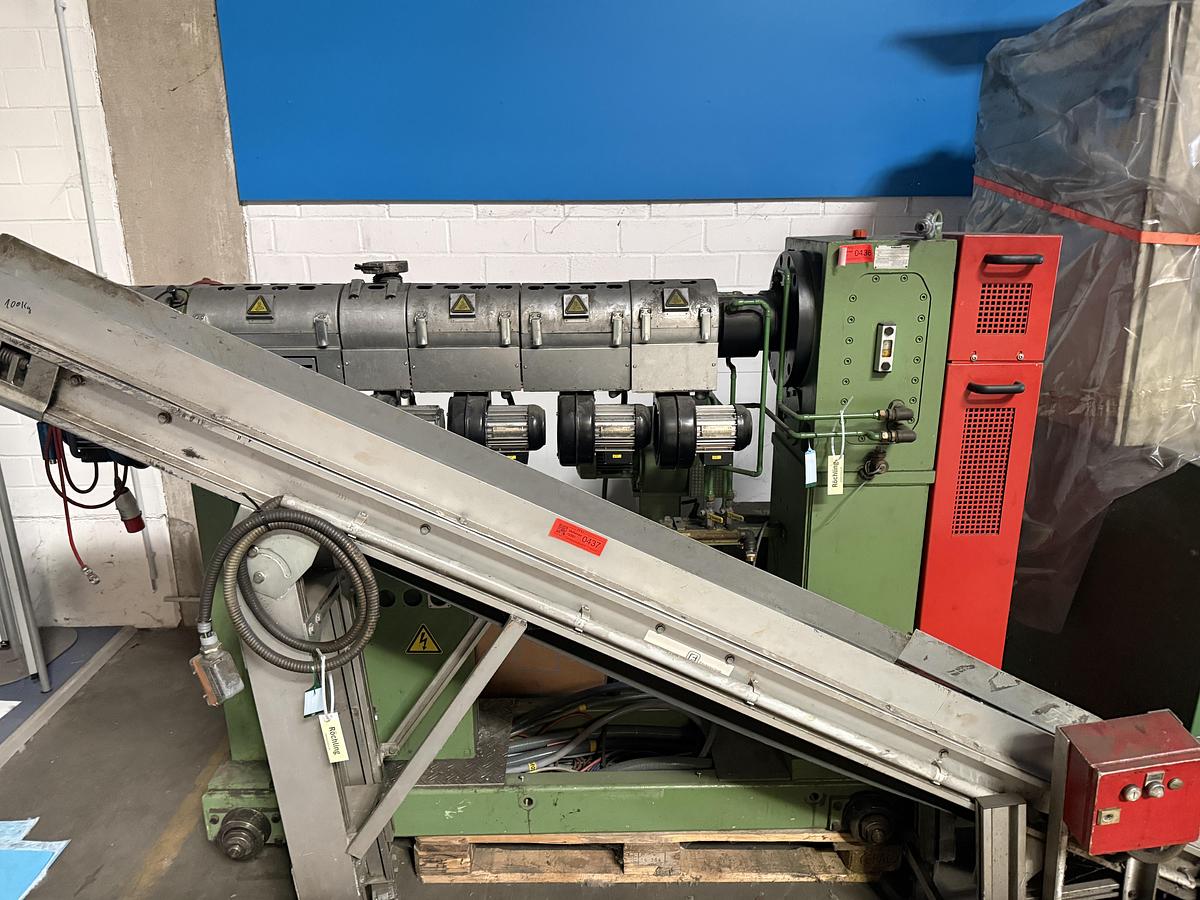 Used 45mm Kuhne single screw extruder model K45E-33D with 5.91:1 gearbox. Electrically heated, fan cooled barrel1999