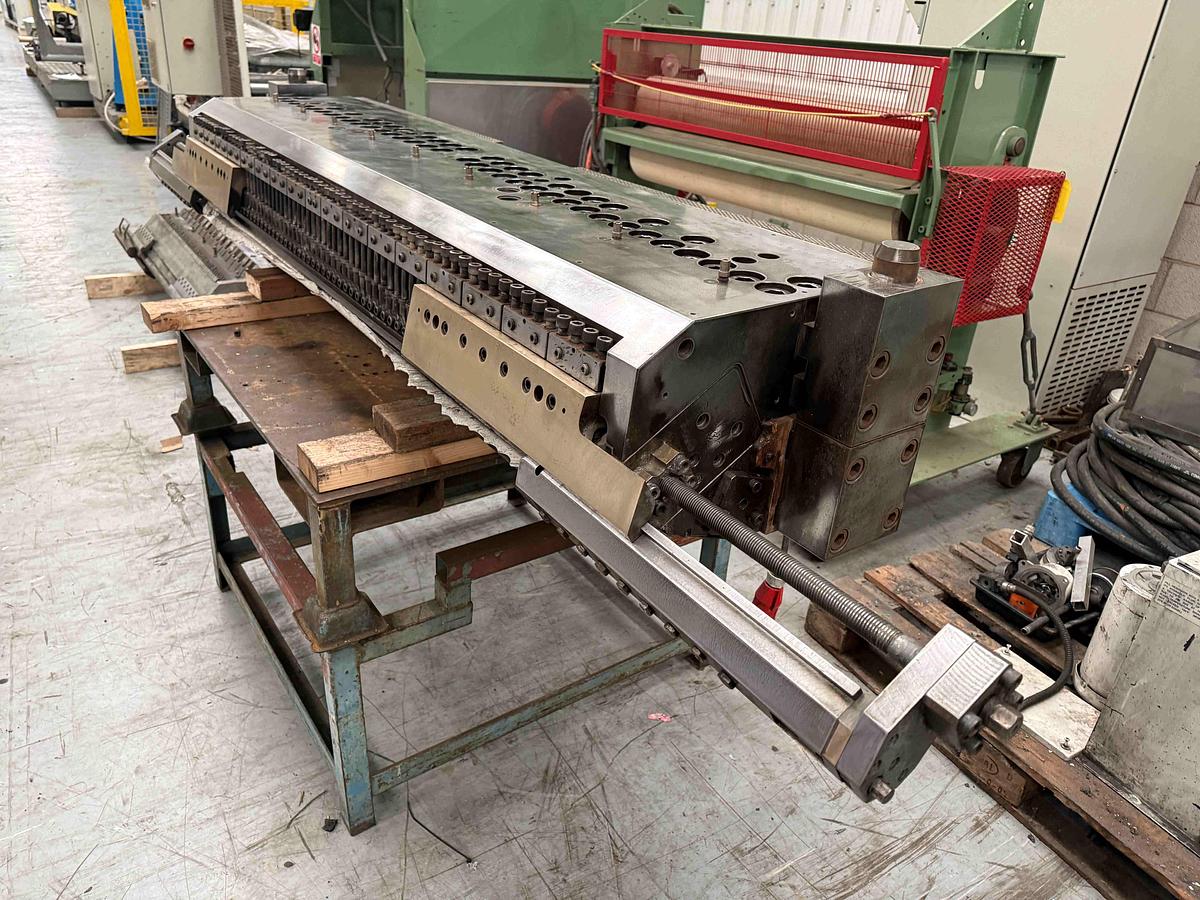 Used 1850mm wide Simplas flex lip sheet die with fastgap bottom lip and adjustable decals. 0.8-13mm die gap. Rectangular feed. 2021