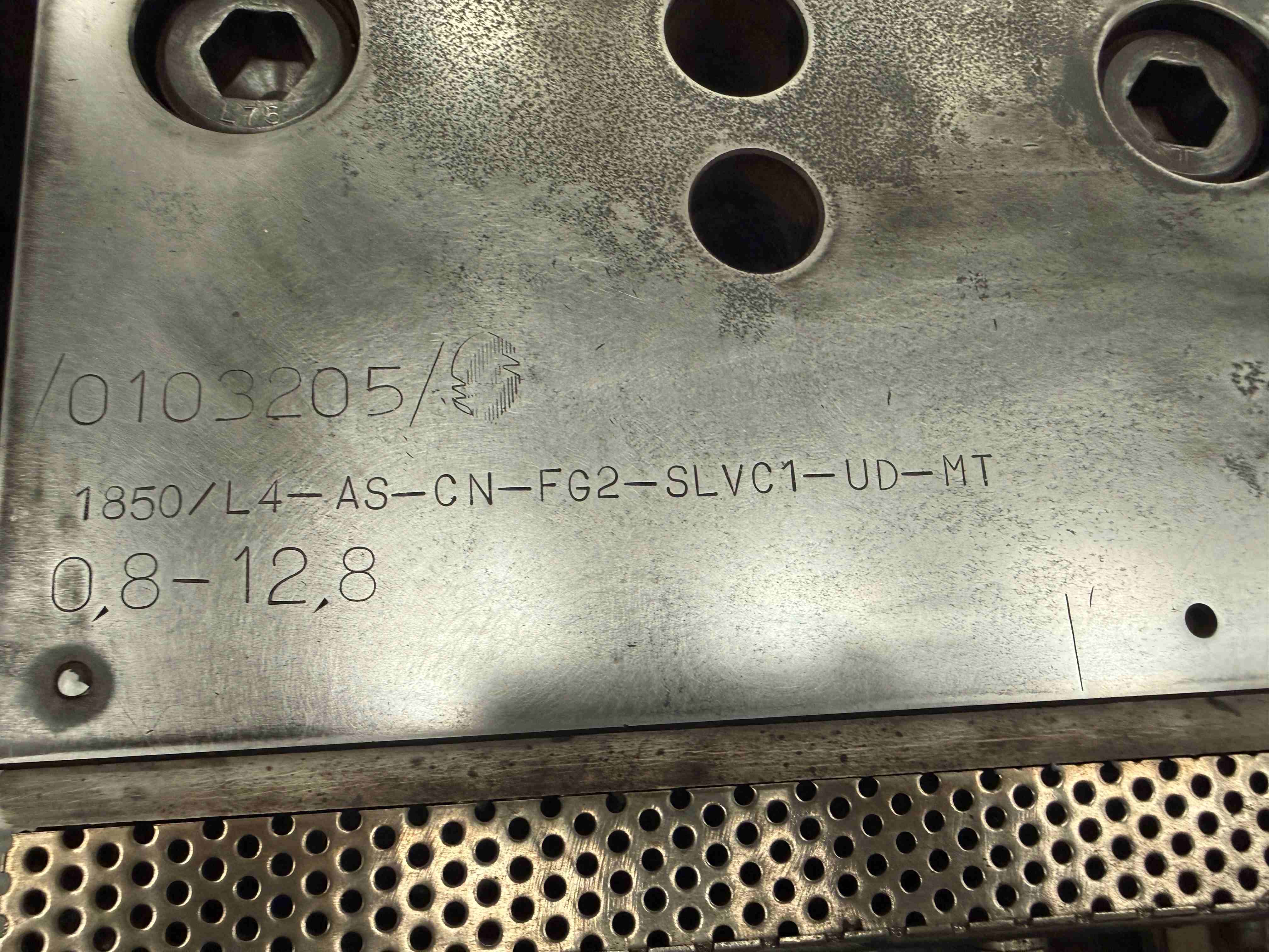 Used 1850mm wide Simplas flex lip sheet die with fastgap bottom lip and adjustable decals. 0.8-13mm die gap. Rectangular feed. 2021