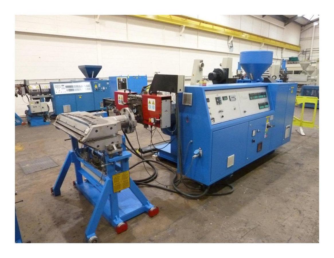 Used 90mm Amut EA90 single screw extruder with fan cooled barrel. 2002