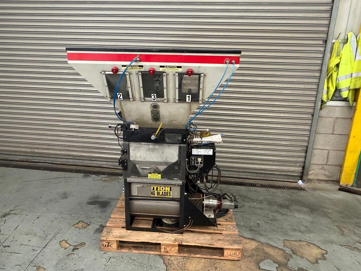 Used 4 component Maguire model WSB 940 gravimetric blender with hopper loaders, and dust collection.