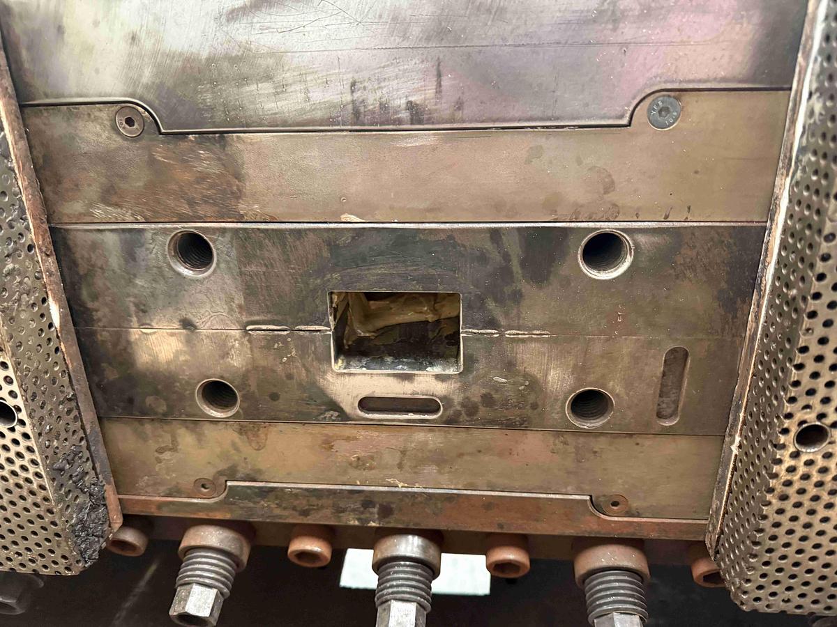 Used 1850mm wide Simplas flex lip sheet die with fastgap bottom lip and adjustable decals. 0.8-13mm die gap. Rectangular feed. 2021