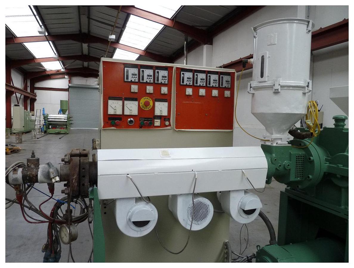 Used 50mm Kaufmann/STMP single screw extruder. 20hp dc motor. Fan cooled. Circa 25:1