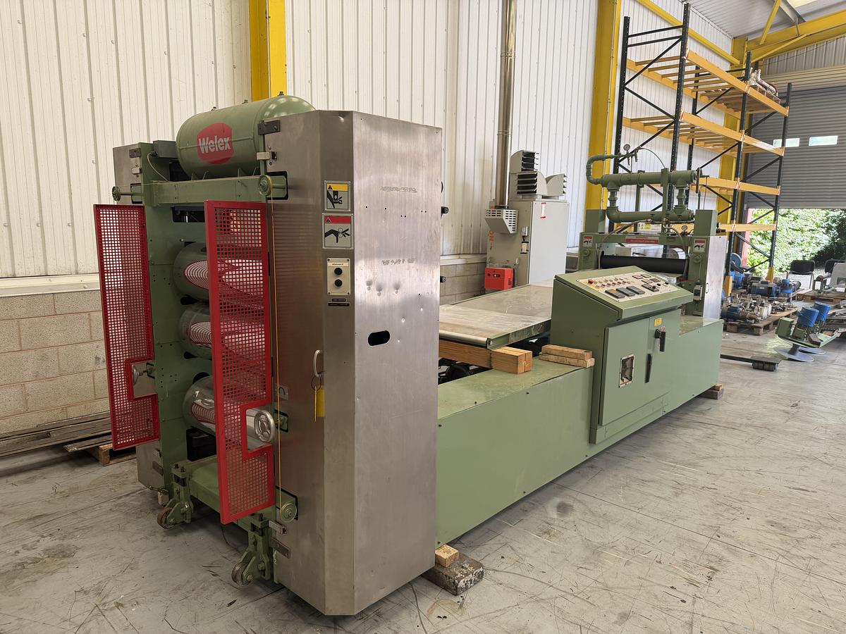 Used 890mm x 300mm Welex 3 roll polishing stack with pump group, and haul off. Silent chain driven rolls, pneumatic nip, 97