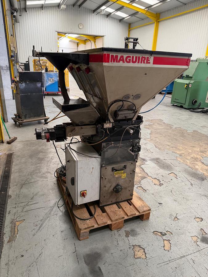 Used 4 component Maguire model WSB 940 gravimetric blender with hopper loaders, and dust collection.