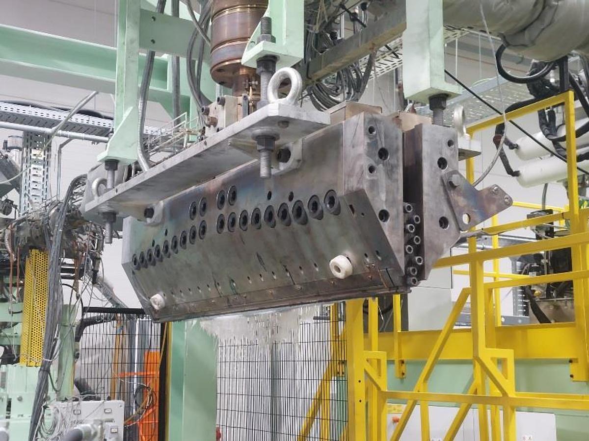 Used 1000mm wide Amut PET sheet line. 0.2-1.5mm. 100mm+48mm single extruders, 1000mm wide x 450mm calender, scanner, haul off 3 station winder. 2018