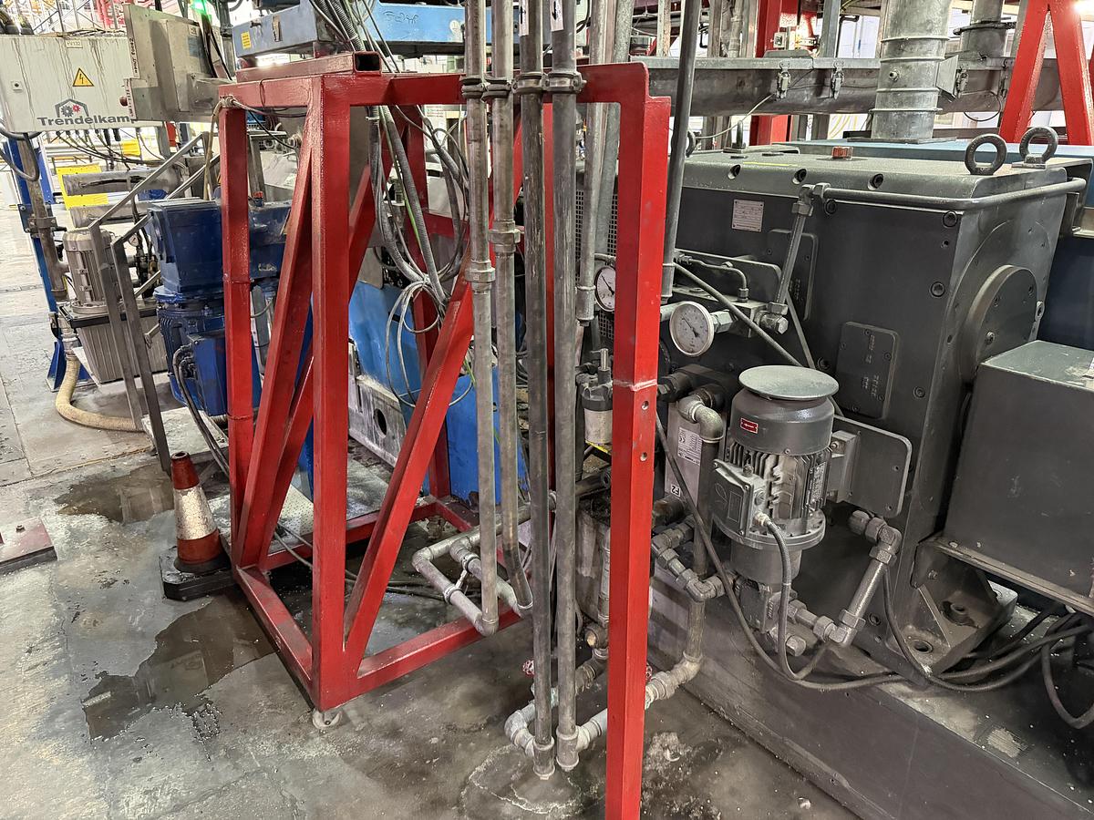 Used 50mm Coperion ZSK 50MC twin screw compounding line 44D. 215kw motor. 1200rpm screw speed. Brabender feeders, Gala PAC model 6 pelletiser Year 2000
