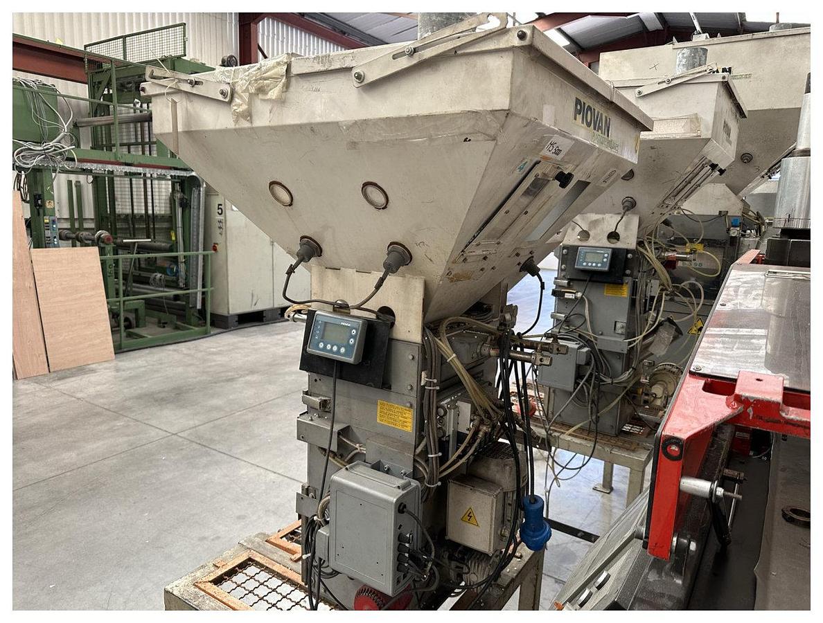Used Piovan model MDW 250/41 Gravimetric blender. Side feeder. Year 2000