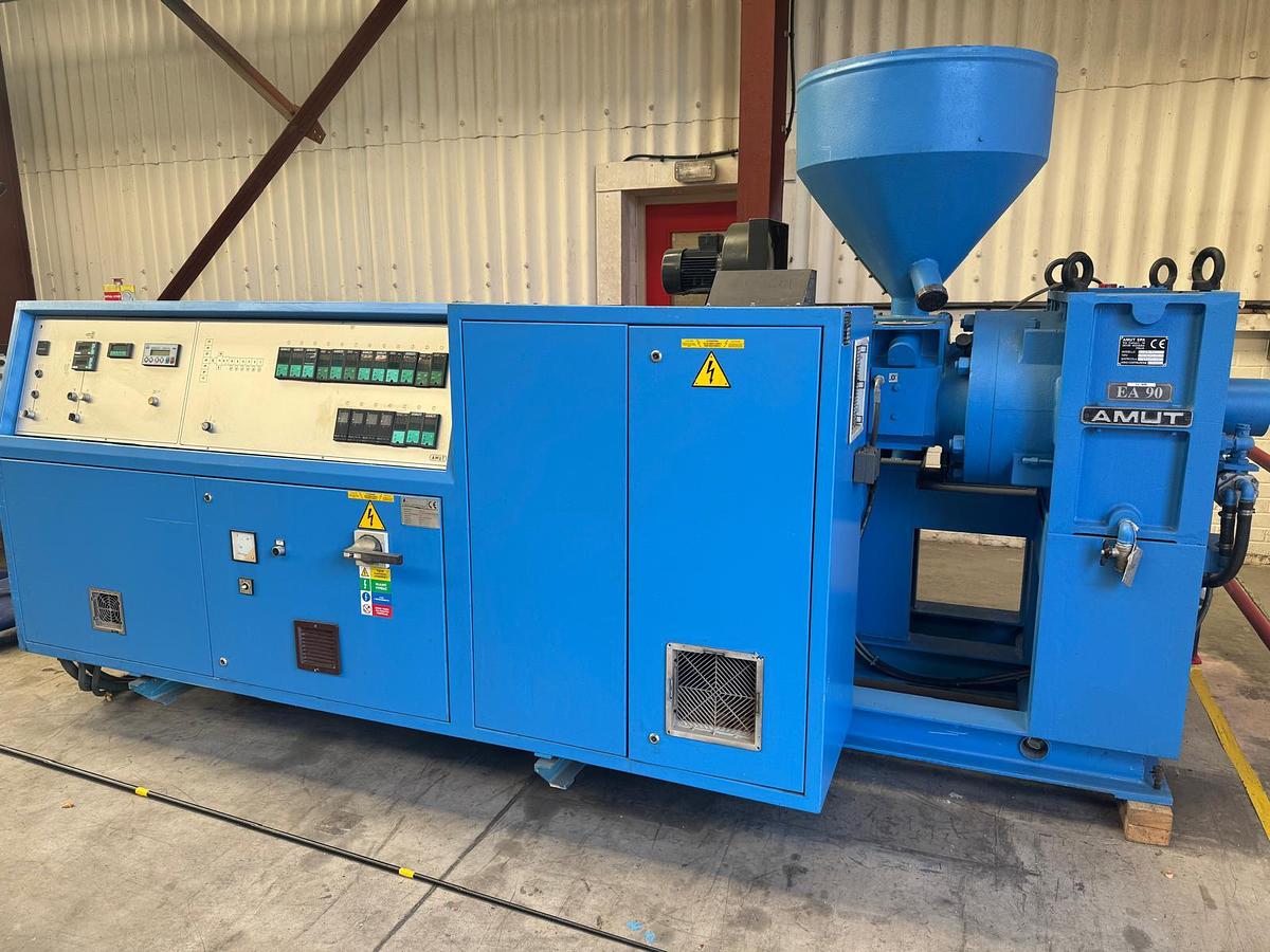 Used 90mm Amut EA90 single screw extruder with fan cooled barrel. 2002