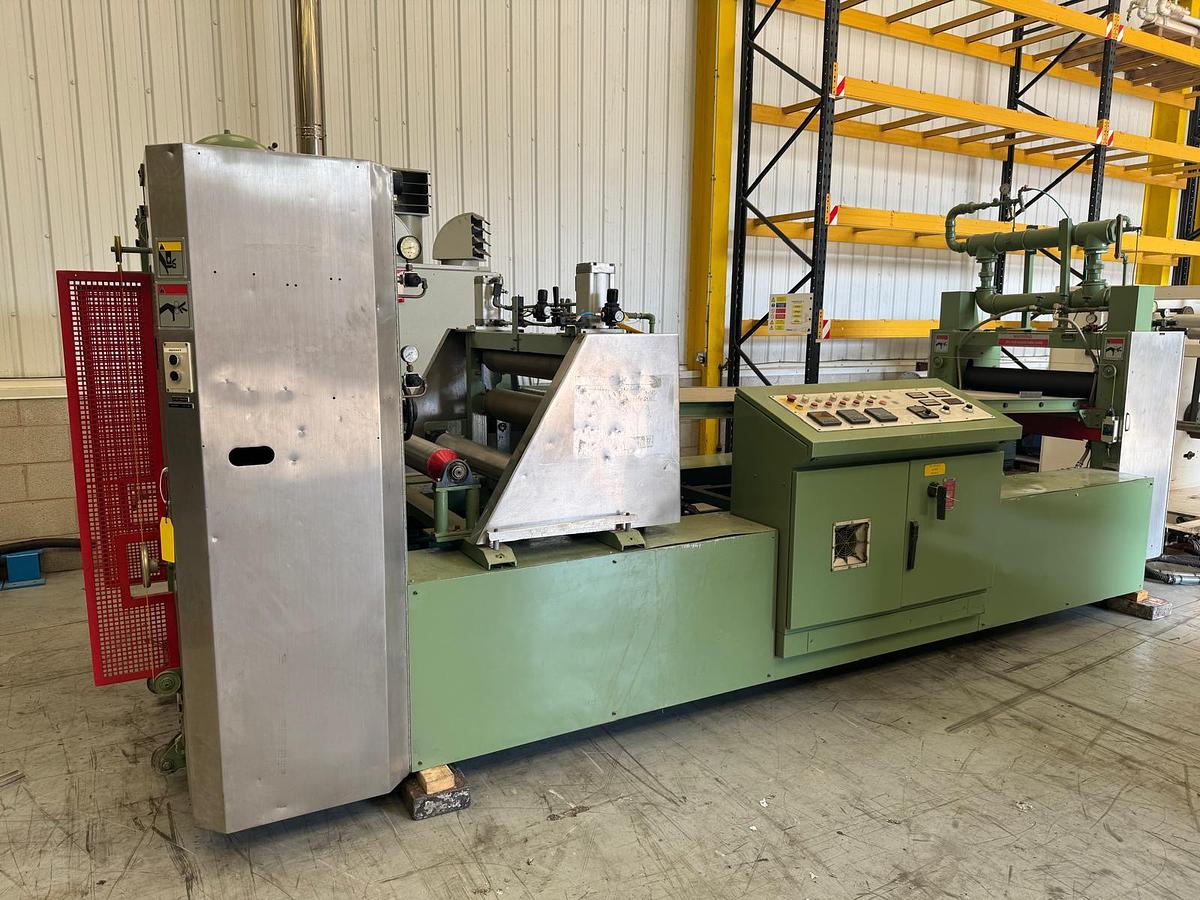 Used 890mm x 300mm Welex 3 roll polishing stack with pump group, and haul off. Silent chain driven rolls, pneumatic nip, 97