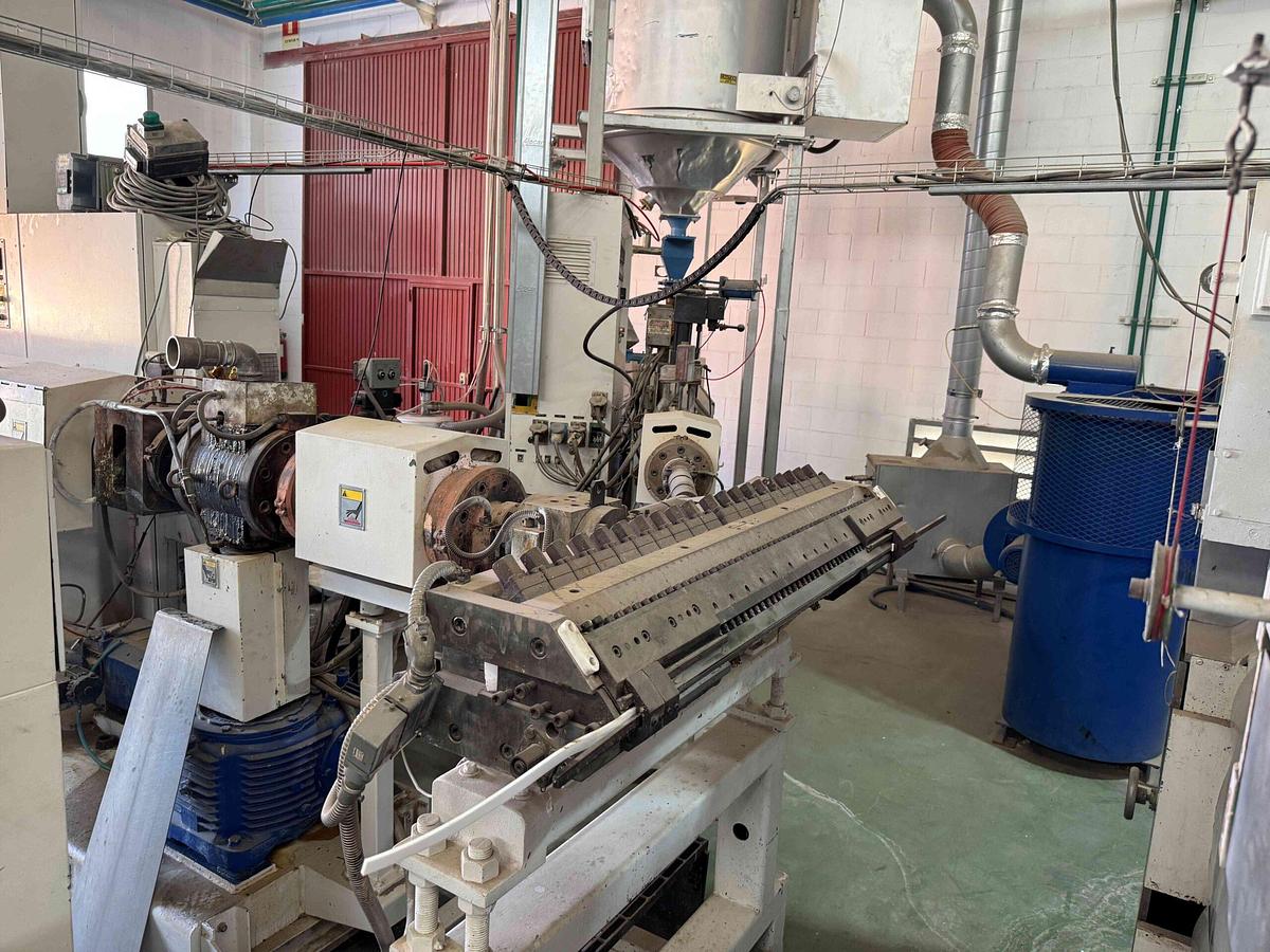 Used 1300mm wide Welex coextrusion sheet line with 120mm and 63mm extruders, 1300mm die, 1350x450mm roll stack, haul off winder. Crystalliser, dryer. 1997