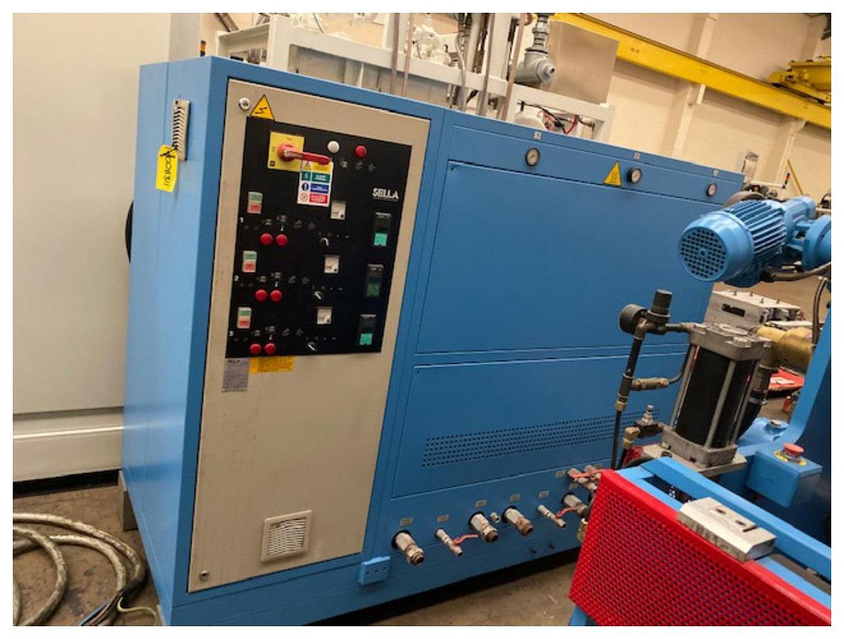 Used 1000mm Union 3 roll polishing stack with 250x350x350mm rolls. Model TAV1000.   1000mm wide close coupled 2 roll haul off Sella 3 zone pump group