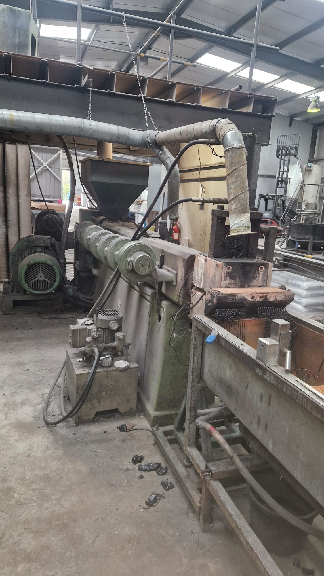 Used 100mm KweenB single screw pelletising line with vent. AC motor, Cresta Screen changer with strand die head, water bath, air knife and Scheer 200 pelletiser. Sieve 