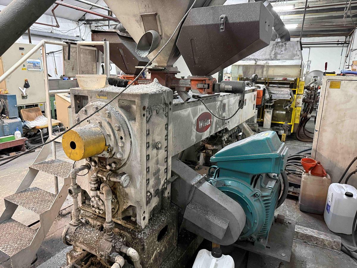 Used 1050mm  Welex Bandera sheet extrusion line. 90mm Welex extruder, vented 30D with gear pump. Flex die. 1050mm Bandera calender, haul off winder. 2000