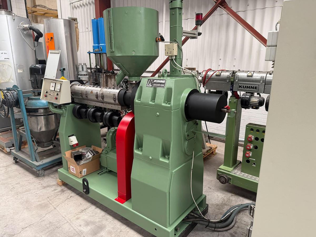 Used 60mm Kuhne single screw extruder with 37kw dc motor and drive with temperature control panel. 1985