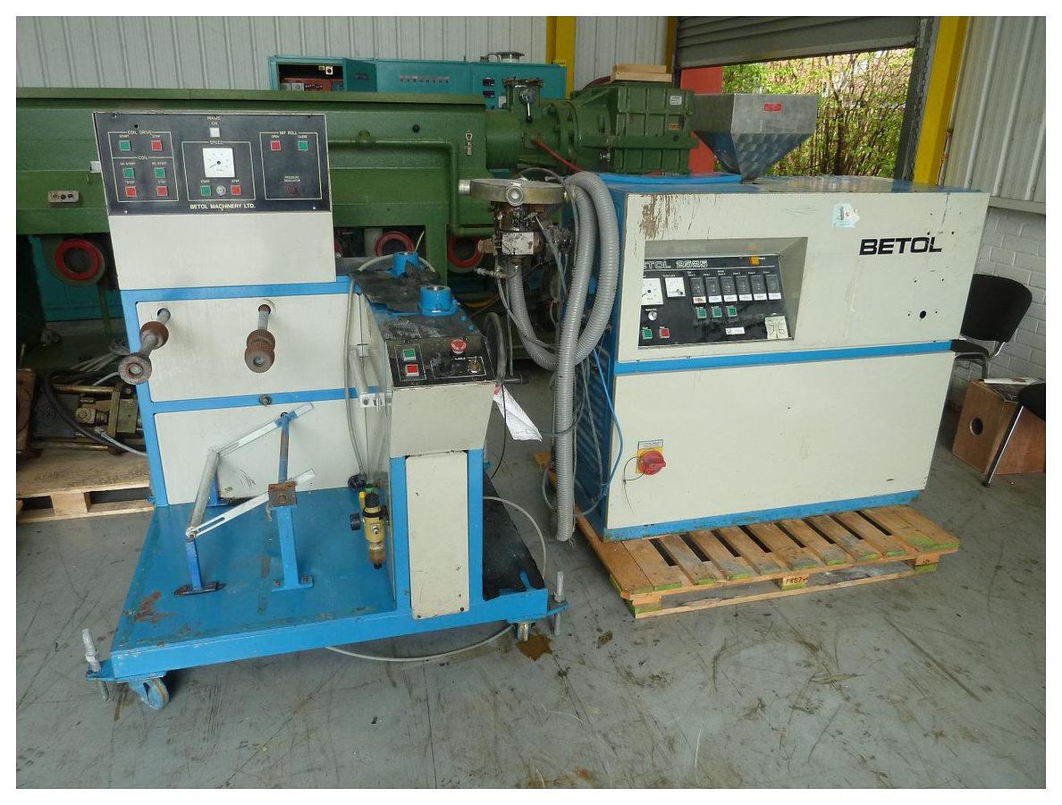 Used 25mm Betol single screw extruder with blown film die head. Model 2525. 3kw dc motor and drive. 4 zone barrel. 2 zone die head. Screw and throat cooling.