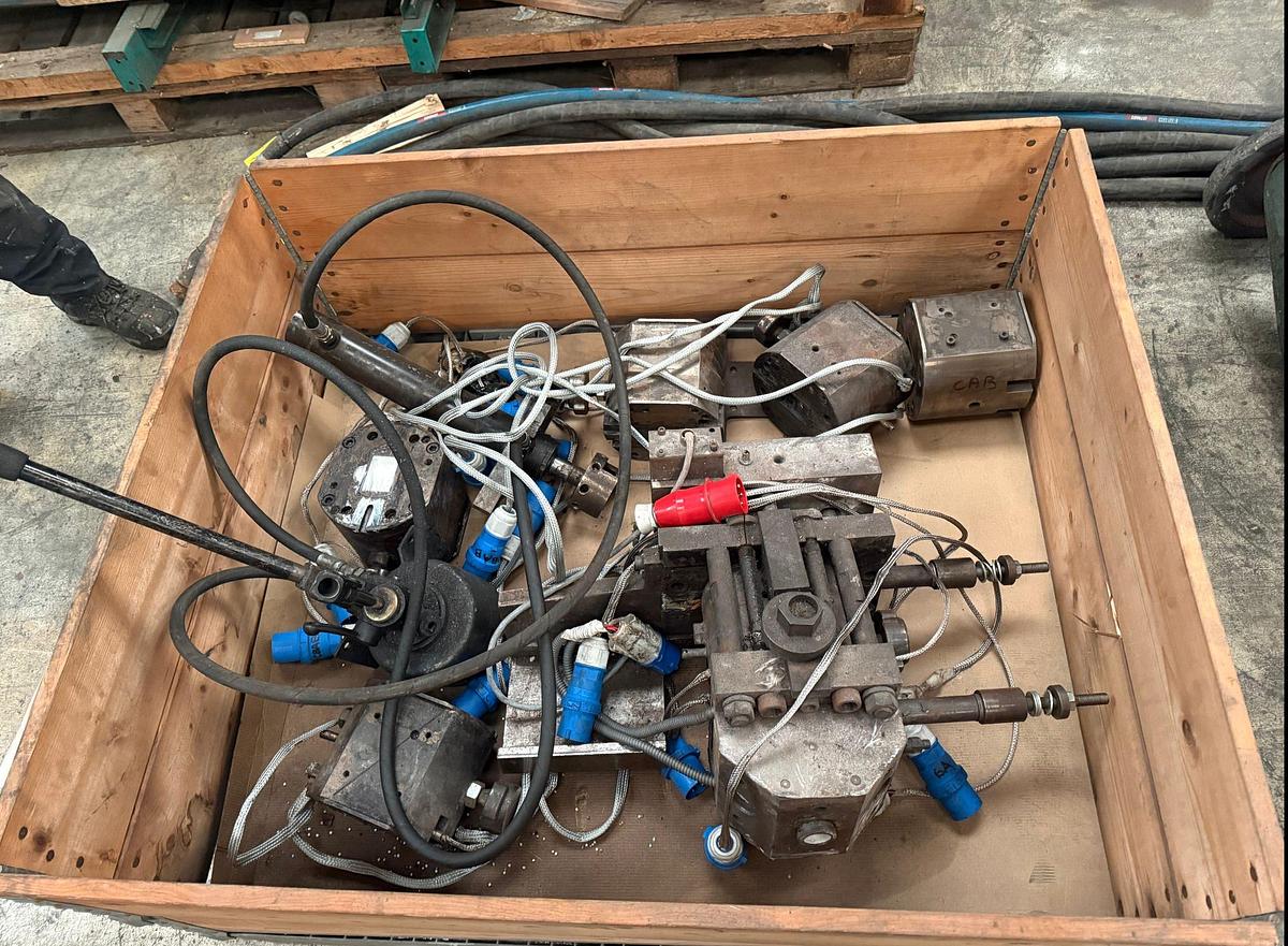 Used 5 layer Cloeren milti layer feedblock with replaceable inserts. Was ruinning ABS. HIPS with PMMA. Rectangular feedport. 4 additional inserts.