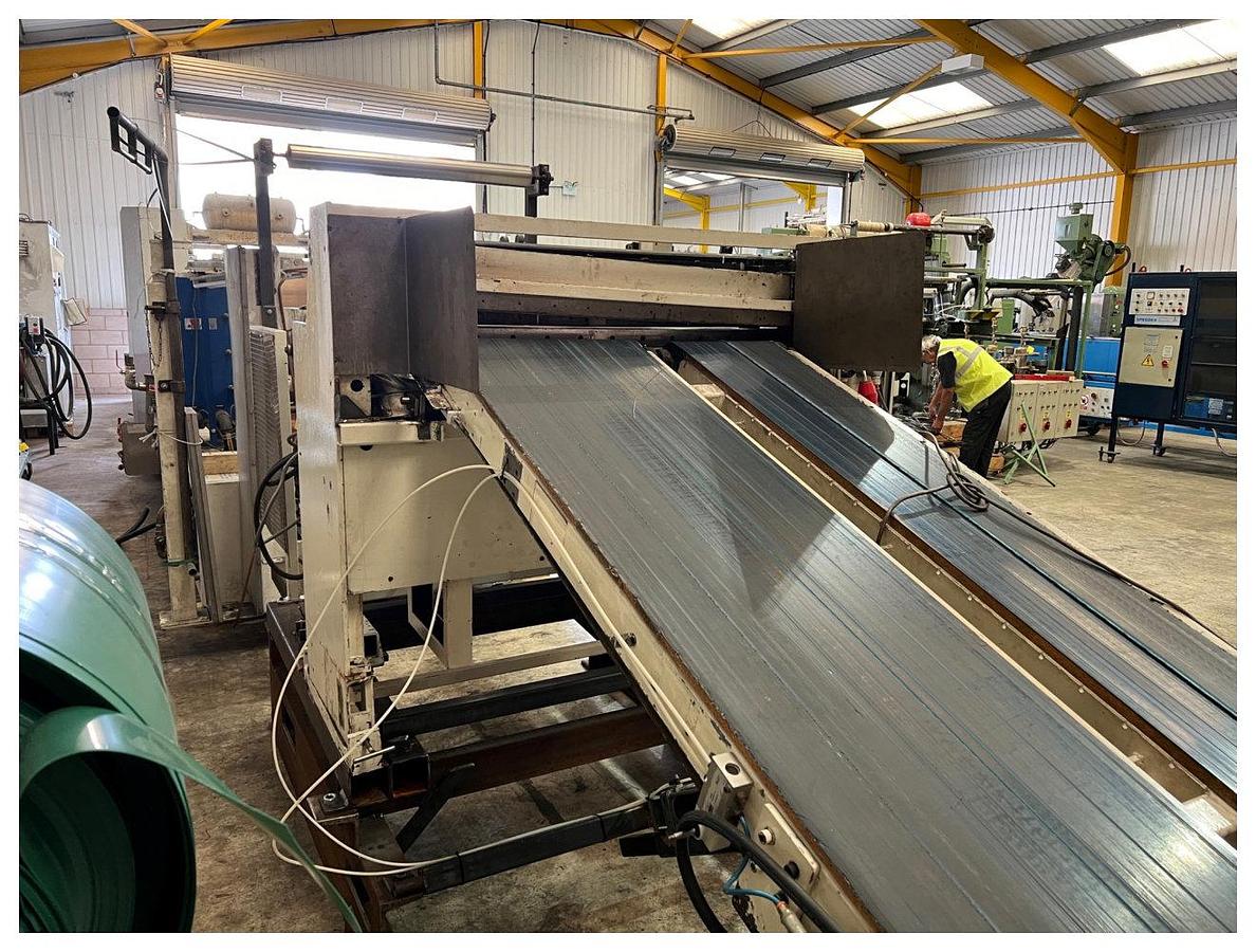 Used 1000mm Wide Servo Indexing Sheet Guillotine And Stacking Conveyor