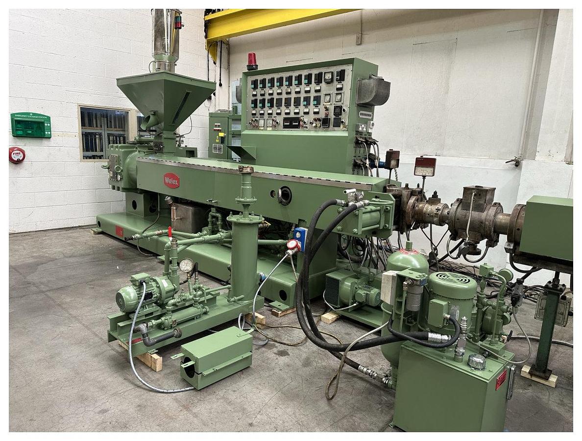 Used 120mm Welex single screw extruder 30/1D Electrically heated and watrer cooled. 225kw dc motor. 190rpm screw speed. Hydraulic screen changer, gear pump.