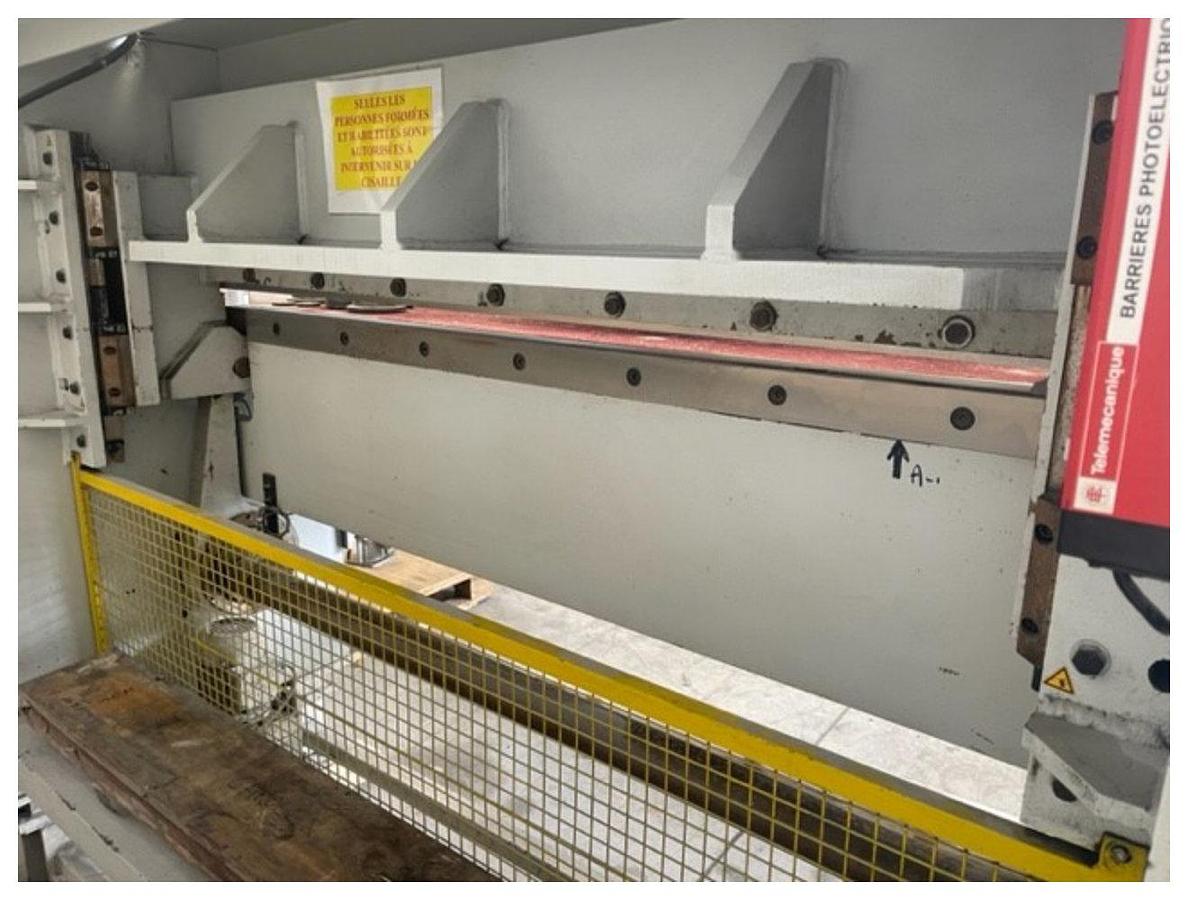 Used 1500mm wide JP Omipa Guillotine model CP1502 with 16kw cutting force. Driven variable speed servo infeed rolls. Spare blade. 2007